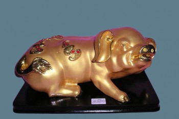 свинья статуэтка золото ― ИГРУШКИ И СУВЕНИРЫ ОПТОМ В НОВОСИБИРСКЕ