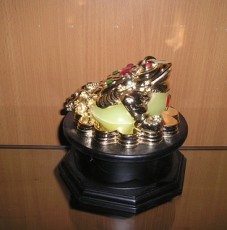 жаба трехлапая на деньгах статуэтка золото