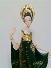 девушка в черном статуя