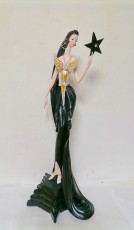 девушка в черном статуя