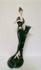 девушка в черном статуя