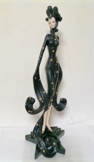 девушка в черном статуя