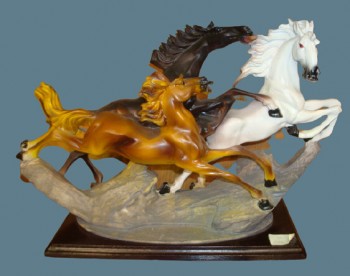 лошади статуя бегут ― ИГРУШКИ И СУВЕНИРЫ ОПТОМ В НОВОСИБИРСКЕ
