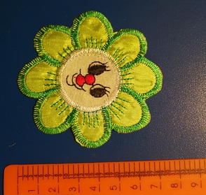 термонаклейка цветок зеленый с улыбкой ― ИГРУШКИ И СУВЕНИРЫ ОПТОМ В НОВОСИБИРСКЕ