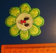 термонаклейка цветок зеленый с улыбкой
