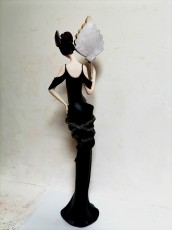 девушка в черном с веером статуя 