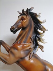 Лошадь статуя 