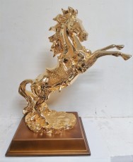 Лошадь статуя золото 