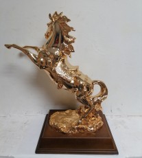 Лошадь статуя золото 