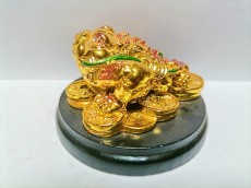 Жаба трехлапая на деньгах золото