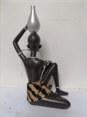 Девушка Африканка сидит статуэтка