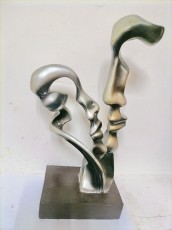 абстракция поцелуй статуя