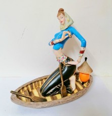 девушка в лодке статуя