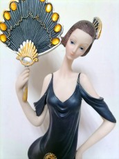девушка в черном с веером статуя 