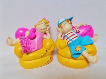 Дети на диване ― ИГРУШКИ И СУВЕНИРЫ ОПТОМ В НОВОСИБИРСКЕ