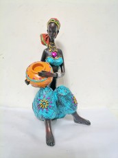 Девушка Африканка сидит статуэтка