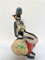 Девушка Африканка сидит статуэтка