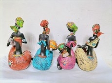 Девушка Африканка сидит статуэтка